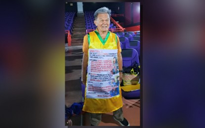 <p><strong>FIRST TO FILE.</strong> Mel Carreon, a perennial candidate, is the first to file his certificate of candidacy in Iloilo City at Robinsons Place Iloilo on Tuesday (Oct.1, 2024). Carreon, now on his 12th straight attempt, is gunning for the lone congressional seat of the city. <em>(Photo courtesy of Jonathan Sayno)</em></p>