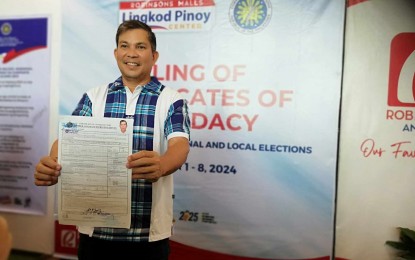 <p><strong>EARLY BIRD.</strong> Antique Rep. Antonio Agapito Legarda shows his Certificate of Candidacy (COC) as he bids for his second term representing the province of Antique on Tuesday (Oct. 1, 2024). Acting Assistant Regional Election Director and concurrent Antique Provincial Election Supervisor IV Wil Arceño said in an interview that the first day of the COC filing in the province is generally peaceful. <em>(PNA photo by Annabel Consuelo J. Petinglay)</em></p>