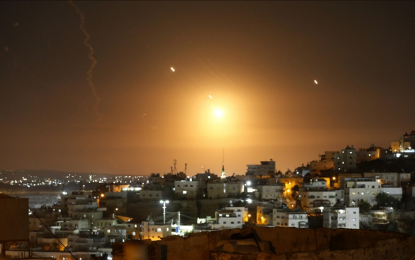 <p><strong>BALLISTIC.</strong> Many rockets, fired from Iran, are seen over Jerusalem from Hebron, West Bank on Oct. 1, 2024. The Israeli army announced that missiles were fired from Iran towards Israel and sirens were heard across the country, especially in Tel Aviv. <em>(Anadolu)</em></p>