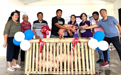 <p><strong>HOG RAISING.</strong> Some of the 100 displaced workers from Cambinocot, Cebu City pose with the piglets recently granted to them by the Department of Labor and Employment (DOLE) 7 (Central Visayas), in this undated photo. DOLE-7 said Wednesday (Oct. 2, 2024) the grant is part of the PHP3.2 million worth of livelihood assistance released by the labor agency benefiting farmers, vendors, former security guards, and other displaced workers in Cebu City. <em>(Photo courtesy of DOLE-7)</em></p>