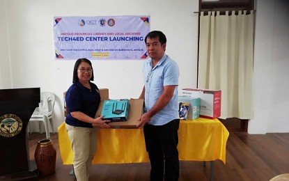 <p><strong>TURNOVER.</strong> Antique Provincial Librarian Grace Magullado (left) receives the computer sets from the Department of Information and Communications Technology (DICT) Antique Provincial Officer Engineer Joemar Magbanua during the opening of the Technology for Education, Employment, Entrepreneurs, and Economic Development (Tech4ED) center on Wednesday (Oct. 2, 2024). Magbanua encouraged Antiqueños to avail of services available in the center. <em>(PNA photo by Annabel Consuelo J. Petinglay)</em></p>