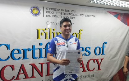 <div dir="auto"><strong>FILING OF COC</strong>. Incumbent Governor Ramon Guico III shows his Certificate of Candidacy at the Comelec Provincial Office in Dagupan City, Pangasinan province on Wednesday (Oct. 2, 2024). He is running for reelection on his second term. <em>(PNA photo by Hilda Austria)</em></div>