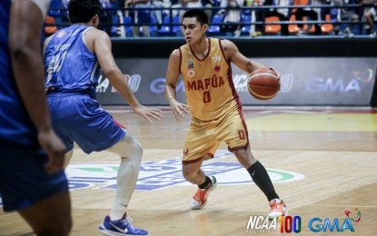 <p><strong>LOOKING FOR A PLAY</strong>. Mapua University's Clint Escarmis (right) tries to go past an Arellano University player during the National Collegiate Athletics Association (NCAA) Season 100 men's basketball tournament at the FilOil EcoOil Arena in San Juan on Wednesday (Oct. 2, 2024). The Cardinals won, 77-71. <em>(Contributed photo)</em></p>