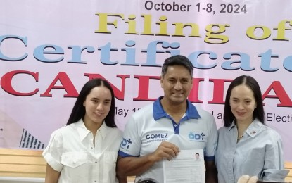 <p><strong>REELECTION BID</strong>. Celebrity couple Richard Gomez and Lucy Torres-Gomez with their daughter, Juliana (left) during the filing of certificate of candidacy at the provincial Comelec office in Tacloban City on Wednesday afternoon (Oct. 2, 2024). Richard is running for a congressional seat to represent Leyte's 4th District for a second term while Lucy is eyeing a fresh term as Ormoc City mayor. <em>(PNA photo by Sarwell Meniano)</em></p>