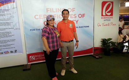 <p><strong>STILL RUNNING</strong>. Suspended board member Mayella Mae Plameras-Ladislao (left) poses with incumbent Vice Governor Edgar Denosta, who filed his certificate of candidacy for the gubernatorial post on Thursday (Oct. 3, 2024). Assistant Regional Election Director and concurrent Antique Provincial Election Supervisor Wil Arceño said in an interview that suspended board members in Antique are still qualified to run for the 2025 midterm elections. <em>(PNA photo by Annabel Consuelo J. Petinglay)</em></p>