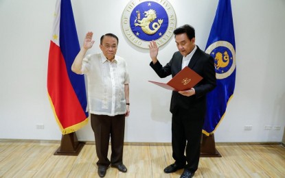 <p><strong>NEW APPOINTEE</strong>. Former Executive Secretary Oscar Orbos takes his oath as Acting Chairperson and Member of the Board of Directors for the People's Television Network, Inc. (PTNI) before Executive Secretary Lucas Bersamin, the Presidential Communications Office announces Thursday (Oct. 03, 2024). Orbos served as Executive Secretary and Secretary of Transportation and Communications under former President Corazon C. Aquino.<em> (PCO Photo)</em></p>