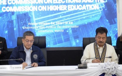 <p><strong>IT MANPOWER SUPPORT.</strong> Commission on Higher Education (CHED) Chairperson J. Prospero de Vera III (right) signs a memorandum of agreement with Commission on Elections (Comelec) Chairperson George Erwin Garcia on Friday (Oct. 4, 2024). CHED vowed to support the Comelec for the 2025 midterm polls by providing information technology manpower from various higher education institutions in the country. <em>(Photo courtesy of CHED)</em></p>
<p> </p>