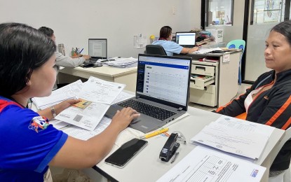 <p><strong>FIRST 1000 DAYS.</strong> A social worker interviews a Pantawid Pamilyang Pilipino Program beneficiary to update her records in preparation for the implementation of the First 1000 Days (F1KD) program for pregnant members or children aged 0 to 2 years. DSWD 7 (Central Visayas) Director Shalaine Marie Lucero on Friday (Oct. 4, 2024) said that 4Ps families with members who are pregnant or children aged 0 to 2 years could get additional cash grants in 2025 under the F1KD program. <em>(Photo courtesy of DSWD-7)</em></p>