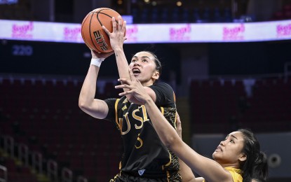 <p><strong>DRIVE.</strong> UST's Kent Pastrana (No. 7) drives to the basket during the game against FEU in the UAAP Season 87 women's basketball tournament at the SM Mall of Asia Arena on Saturday (Oct. 5, 2024). The Growling Tigresses won, 66-57. <em>(UAAP photo)</em></p>