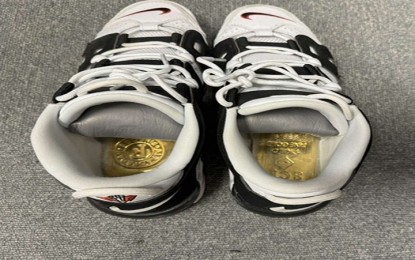 <p>H<strong>IDDEN WEALTH.</strong> Vietnamese Customs officers arrest a Chinese national who reportedly slipped gold pieces in Hanoi Friday (Oct. 4, 2024). The passenger hid two gold pieces in the soles of his shoes and one in his private area. <em>(VNS)</em></p>