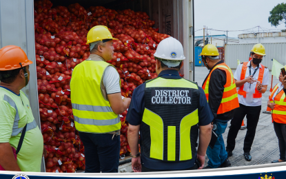 <p><strong>INTERCEPTED.</strong> Bureau of Customs agents check smuggled onions from China at the Port of Manila on Thursday (Oct. 3, 2024). The agency seized around PHP2 million worth of onions. <em>(Photo courtesy of BOC)</em></p>