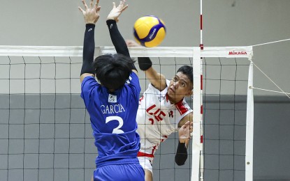 <p><strong>BLOCKING.</strong> University of the East's Christian Lewis Antonio tries to score against Ateneo de Manila University's Lucas Miguel Garcia during the UAAP Season 87 boys’ volleyball tournament at Paco Arena in Manila on Sunday (Oct. 6, 2024). Antonio scored 10 points in leading the Junior Warriors to a 25-17, 25-19, 25-13 victory. <em>(UAAP photo)</em></p>