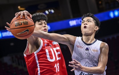 <p><strong>SWEEPING</strong>. University of the East's Gab Delos Reyes (left) prevents Adamson University's Khyian Edison Jordan from scoring in the UAAP Season 87 juniors basketball at Mall of Asia Arena in Pasay City on Sunday (Oct. 6, 2024). The Junior Warriors won, 85-63, to sweep the seven-game first round. <em>(UAAP photo)</em></p>