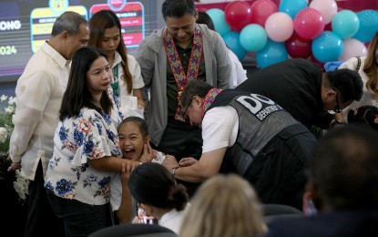 <p><strong>PREVENTION. </strong>Health Secretary Teodoro Herbosa administers vaccine on a student of Dr. A. Albert Elementary School in Sampaloc, Manila on Monday (Oct. 7, 2024) as Education Secretary Sonny Angara (center) looks on. The “Bakuna Eskwela" (School Vaccination) program provides protection to school-aged children against measles, rubella, diphtheria and for girls, human papilloma virus. <em>(PNA photo by Yancy Lim)</em></p>