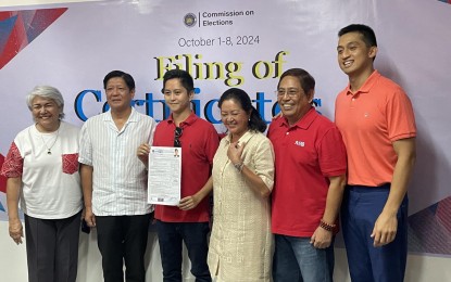 <p><strong>REELECTION BID</strong>. Ilocos Norte 1st Dist. Rep. Ferdinand Alexander "Sandro" Marcos (3rd from left) files his certificate of candidacy for a second term at the Commission on Elections provincial office in this city on Monday (Oct. 7, 2024). He is flanked here by (from left) Ilocos Norte Vice Gov. Cecilia Araneta-Marcos, President Ferdinand R. Marcos Jr., First Lady Liza Araneta-Marcos, Ilocos Norte 2nd District Rep. Angelo Marcos Barba, and Ilocos Norte Gov. Matthew Joseph Manotoc. <em>(PNA photo by Leilanie Adriano)</em></p>