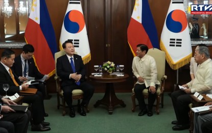 <p><strong>STRATEGIC PARTNERS.</strong> President Ferdinand R. Marcos Jr. welcomes South Korean President Yoon Suk Yeol in Malacañang on Monday (Oct. 7, 2024). President Yoon’s visit is upon the invitation of President Marcos and coincides with the 75th anniversary of the establishment of diplomatic ties between the Philippines and the Republic of Korea. <em>(RTVM Screengrab)</em></p>