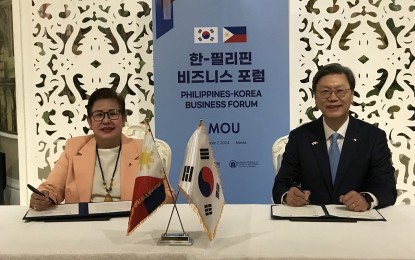 <p><strong>FLOURISHING BIZ TIES.</strong> PCCI president Enunina Mangio (left) and Federation of Korean Industries chairman Jin Roy Ryu sign a memorandum of understanding (MOU) during the Philippines-South Korea Business Forum at The Manila Hotel on Monday (Oct. 7, 2024). Aside from this MOU, 12 other business deals were signed as part of the visit of Korean President Yoon Suk Yeol.<em> (Photo courtesy of PCCI)</em></p>