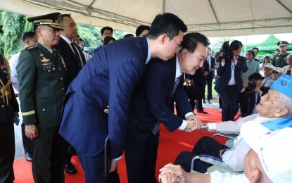 <p><strong>TRIBUTE.</strong> South Korean President Yoon Suk Yeol pays tribute to Philippine Expeditionary Force to Korea members during the wreath-laying ceremony at the Korean War Memorial Pylon, Libingan ng mga Bayani, Fort Bonifacio, Taguig City on Sunday (Oct. 6, 2024). The PA Security and Escort Battalion provided ceremonial honors to the South Korean leader during the wreath-laying rites. <em>(Photo courtesy of the PA)</em></p>