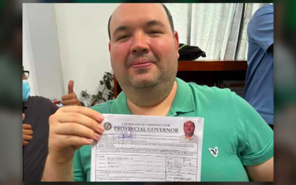 <p><strong>OFFICIALLY IN.</strong> Incumbent Negros Oriental Governor Manuel Sagarbarria shows his certificate of candidacy at the Commission on Elections office in Dumaguete City on Tuesday (Oct. 8, 2024). Three other members of the Sagarbarria clan also filed their candidacy for different elective positions in the province. <em>(PNA photo by Mary Judaline Flores Partlow)</em></p>