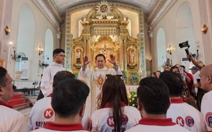 <p><strong>INTERCESSION.</strong> Monsignor Roberto Alesna prays over the candidates of the Kugi Uswag Sugbo-Panaghiusa Coalition in Cebu City before filing their certificates of candidacy on Tuesday (Oct. 8, 2024). The mayoral race in Cebu City will be a four-corner fight after acting Mayor Raymond Alvin Garcia formalized his election bid and joined the mayoral battle with Councilor Nestor Archival, former Customs commissioner Yogi Filemon Ruiz, and dismissed mayor Michael Rama. <em>(PNA photo by John Rey Saavedra)</em></p>