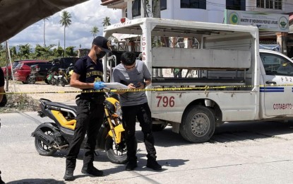 <p><strong>DAYLIGHT SHOOTING.</strong> Police Scene of the Crime Operatives examine the site where a Maguindanao Indigenous Peoples member was shot and killed in Cotabato City on Monday (Oct. 7, 2024). Police are investigating the motive behind the attack. <em>(Photo courtesy of DXMS-Cotabato)</em></p>