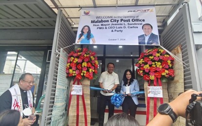 <p><strong>MALABON CITY POST OFFICE</strong>. Philippine Postal Corporation (PHLPost) Postmaster General Luis Carlos and Malabon City Mayor Jeannie Sandoval lead the ceremonial ribbon cutting to formally open the newly-built City Post Office on Monday (Oct. 7, 2024). The post office, located at the Malabon Sports Center along F. Sevilla Street, is open from 8 a.m. to 5 p.m. on weekdays. <em>(Photo courtesy of PHLPost)</em></p>