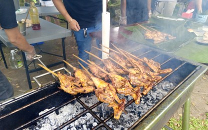 <p><strong>BACOLOD’S FAVORITE.</strong> Bacolod City’s famous chicken inasal will be highlighted during the food crawl as part of the celebration of the 45th MassKara Festival from Oct. 12 to 27, 2024. Visitors can avail of a food booklet that features a curated list of restaurants, street food vendors, and local delicacies. <em>(PNA Bacolod file photo)</em></p>