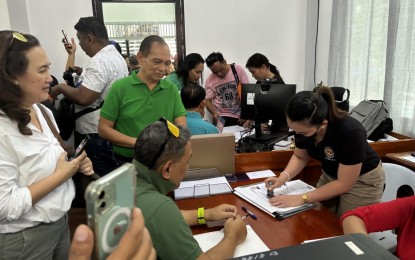 <p><strong>LAST-DAY RUSH.</strong> Candidates for various positions in Negros Oriental race to file their certificates of candidacy on Tuesday (Oct. 8, 2024), the final day of filing. Comelec records show 580 aspirants submitted their COCs from Oct. 1 to 8, 2024. <em>(PNA photo by Mary Judaline Partlow)</em></p>