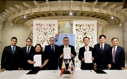 <p><strong>AGRICULTURAL MECHANIZATION.</strong> Department of Agriculture (DA) Secretary Francisco Tiu Laurel Jr. (5th from left), Korea Agricultural Machinery Industry Cooperative (KAMICO) Chairman Shin Gil Kim (3rd from right), and Cabanatuan City Mayor Myca Elizabeth Vergara (3rd from left) sign a memorandum of understanding (MOU) at the Manila Hotel on Oct. 7, 2024. The MOU seeks to establish the first agricultural machinery industry complex in the Philippines. <em>(Photo courtesy of DA)</em></p>