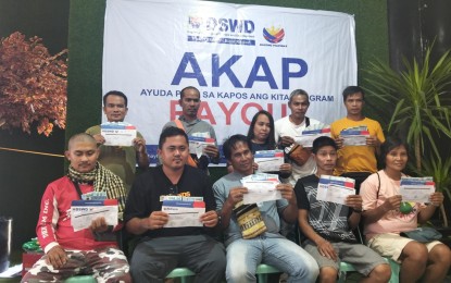 <p><strong>GOV'T AID.</strong> Some of the 3,000 individuals who received financial assistance through the Ayuda sa Kapos Ang Kita Program of the Department of Social Welfare and Development-Bicol at Embarcadero de Legazpi in Legazpi City, Albay on Friday (Oct. 11, 2024). Each beneficiary received PHP5,000. <em>(Photo courtesy of Garry Carillo/RP Albay)</em></p>