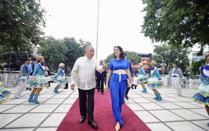 <p><strong>CZECH DELEGATES.</strong> Cebu Vice Governor Hilario Davide III welcomes Marketa Pekarova Adamova, president of the Chamber of Deputies of the Parliament of the Czech Republic and head of delegations, to the provincial capitol on Friday (Oct. 11, 2024). A Czech delegation visited Cebu to explore potential partnerships with key businesses in infrastructure, transportation, energy and smart city solutions. <em>(Photo courtesy of Cebu Provincial Capitol-PIO)</em></p>