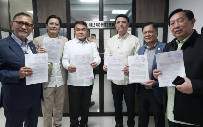 <p><strong>EJKs AS HEINOUS CRIMES</strong>. Lawmakers show a copy of House Bill 10986 they filed on Friday (Oct. 11, 2024) seeking to classify extrajudicial killings (EJKs) as heinous crimes. They are (from left) Manila Rep. Bienvenido Abante, Santa Rosa City Rep. Dan Fernandez Abante, Surigao del Norte Rep. Ace Barbers, Senior Deputy Speaker Aurelio Gonzales Jr., Abang Lingkod Rep. Stephen Joseph Paduano, and Antipolo City Rep. Romeo Acop.<em> (Photo courtesy of the House Press and Public Affairs Bureau)</em></p>