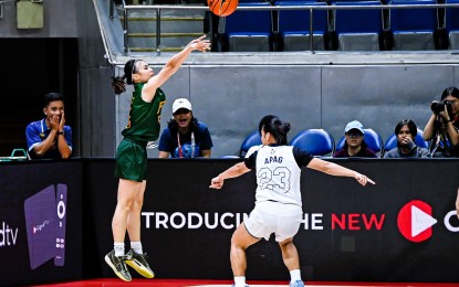 <p><strong>TREY</strong>. Far Eastern University's Erica Joi Lopez fires a three-pointer off Adamson University's Cheska Apag during the UAAP Season 87 women's basketball tournament at Smart Araneta Coliseum in Quezon City on Saturday (Oct. 12, 2024). The Lady Tamaraws won, 67-64. <em>(UAAP photo)</em></p>