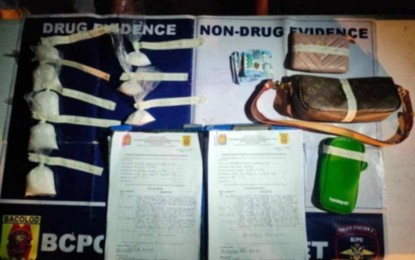 <p><strong>DRUG HAUL.</strong> Operatives of Bacolod City Police Office Police Station 2 seize 500 grams of shabu worth PHP3.4 million from two suspects during a buy-bust in Purok Rose, Barangay 9 early Monday morning (Oct. 14, 2024). The haul is part of the almost PHP7.8 million in illegal drugs recovered by police drug enforcement teams during the 45th MassKara Festival opening over the weekend. <em>(Photo courtesy of Bacolod City Police Office)</em></p>