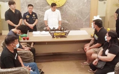 <p><strong>PURSUING JUSTICE.</strong> Governor Daniel Fernando (center) meets with the family of Ramil Capistrano, president of the League of Barangays in Bulacan, at his office on Monday (Oct. 14, 2024). Capistrano and his driver were ambushed in Barangay Ligas, Malolos City on Oct. 3, reportedly by an active police officer and three others. <em>(PNA photo by Manny Balbin)</em></p>