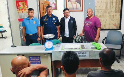 <p><strong>DRUGS AT SEA</strong>. Philippine Drug Enforcement Agency (PDEA)-Zambales chief agent Jigger Junniler (third from left) supervises the inventory of surrendered 1.8 kilos of shabu kilos with an estimated value of PHP12.24 million at the Subic Municipal Police Station on Monday night (Oct. 14, 2024). Also present were Barangay Matain, Subic chairperson Marvin Chua (right), and Subic Police Chief Lt. Col. Joe Louies Lo Jr. (2nd from left) and the fishermen.<em> (Contributed photo)</em></p>