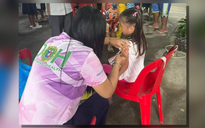 <p><strong>VACCINATION</strong>. A Department of Health personnel administers a vaccine to a grade school learner in Ilocos Norte in this undated photo. As of Oct. 13, 2024, about 26,000 learners in the Ilocos Region have received the measles-rubella and tetanus-diphtheria vaccines as part of the resumption of the school-based immunization program dubbed “Bakuna Eskwela” of the Department of Health and the Department of Education. <em>(Photo courtesy of Healthy Region 1 FB)</em></p>