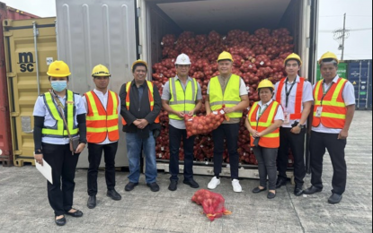 <p><strong>SMUGGLED YELLOW ONIONS.</strong> The Bureau of Plant Industry (BPI) and the Bureau of Customs (BOC) present the 40-foot container filled with undocumented fresh yellow onions at the Port of Manila on Oct. 3, 2024. The BPI on Tuesday (Oct. 15) said the PHP3.5 million shipment from China has no sanitary and phytosanitary import clearance.<em> (Photo courtesy of BPI)</em></p>