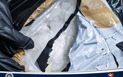 <p><strong>SEIZED.</strong> A Customs officer shows the transparent plastic pouch containing shabu seized from a South African national at the NAIA Terminal 3 on Oct. 12, 2024. The Bureau of Customs (BOC) on Tuesday (Oct. 15) said the foreigner has been charged for violation of the Comprehensive Dangerous Drugs Act of 2002 and the Customs Modernization and Tariff Act. <em>(Photo courtesy of BOC)</em></p>