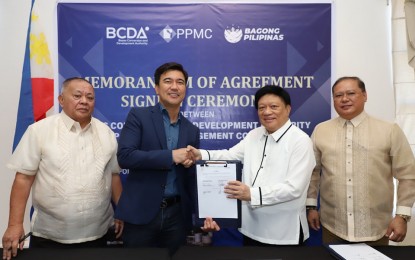 <p><strong>OPERATIONAL CONTROL.</strong> Bases Conversion and Development Authority (BCDA) President and Chief Executive Officer Joshua Bingcang (2nd from left) and Poro Point Management Corp. (PPMC) President and Chief Executive Officer Felix Racadio (3rd from left) sign a memorandum of agreement granting PPMC interim operational control over the San Fernando Seaport. BCDA Board Member Roberto Flores and PPMC Board Member Nicky Oller served as witnesses. <em>(Photo from BCDA)</em></p>
