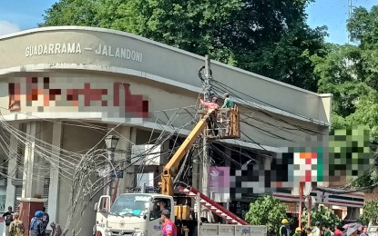 ‘SPAGHETTI’ WIRES The removal of overhead wires and poles along JM Basa Street, part of Iloilo City's underground distribution system project, disrupts internet connectivity at the city hall and delays renewal of business permits on Friday (Jan. 3, 2025). Mayor Jerry Treñas expressed frustration over PLDT’s failure to transfer its wires within the agreed time frame or until Dec. 31, 2024. (PNA photo by PGLena)