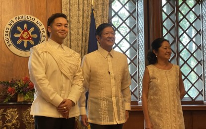 <p><strong>HONORED.</strong> President Ferdinand R. Marcos Jr. and First Lady Liza Marcos meet with “The Voice US” grand winner Sofronio Vasquez in Malacañang on Wednesday (Jan. 8, 2025). Vasquez made history as the first Filipino and Asian to clinch the title of “The Voice US” grand winner, an achievement the President said not only made waves in the music world but also brought immense pride to the Philippines. <em>(Malacañang Press Corps photo)</em></p>