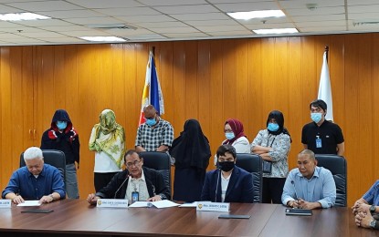 <p><strong>ARRESTED.</strong> National Bureau of Investigation (NBI) officials on Tuesday (Jan. 14, 2025) present some of the arrested scam and bribery suspects during a press conference at the NBI headquarters in Manila. The NBI said 12 of the suspects were Chinese nationals and five were Filipinos. <em>(Photo courtesy of NBI PIO)</em></p>