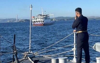 <p><strong>HELP IS HERE.</strong> A crewmember of the Philippine Navy patrol ship, BRP Nestor Reinoso (PC-380), is seen communicating with South Korean passenger vessel, Udosarang 1, which experienced mechanical problems while navigating the waters of Burgos town, Ilocos Norte on Feb. 5, 2025. The Navy ship and its crew escorted the passenger ship to Sual, Pangasinan for repairs. <em>(Photo courtesy of NFNL) </em></p>
