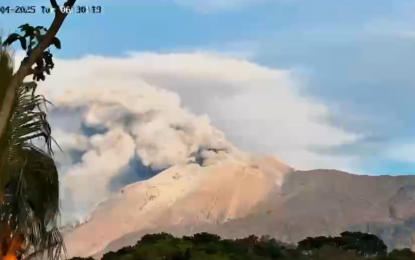 <p><strong>UNREST. </strong>A thick plume generated by Mt. Kanlaon's eruption on Tuesday morning (April 8, 2025). Phivolcs said the volcano's explosive eruption was a result of gas pressure. <em>(Screengrab from Negros Oriental PDRRMO video)</em></p>