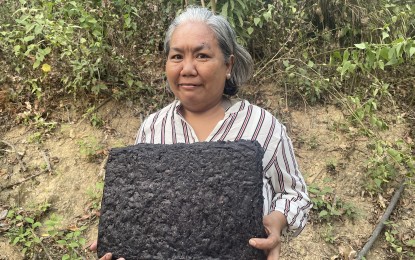 BLACK GOLD. Gamet seaweed gatherer Aidalyn Managad is all smiles while selling her gamet to tourists at the Burgos Lighthouse on April 5, 2025. A square-foot sized dried gamet costs an average of P1,500. (Photo by Leilanie Adriano)