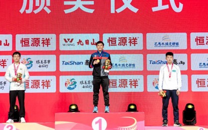 <p><strong>CHAMPION.</strong> Carlos Baylon Jr. (center) won the men's 56kg gold medal in the IWUF 10th Sanda World Cup held in Jiangyin, China on April 5-10, 2025. He beat Saydullo Abdurashitov of Uzbekistan, 2-o, in the final. <em>(Photo courtesy of IWUF) </em></p>