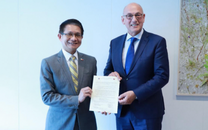 <p class="p2"><strong>INSTRUMENT OF ACCESSION</strong>. Philippine Ambassador to The Netherlands J. Eduardo Malaya (left) deposits the instrument of accession with the Ministry of Foreign Affairs (MFA) of the Netherlands on May 6, 2025. It was received by Jules van Eijndhoven, head of the MFA Treaties Division, in the presence of Melissa Ford, Diplomatic Secretary of the Permanent Bureau of the Hague Conference on Private International Law.<em> (Photo courtesy of the Department of Foreign Affairs)</em></p>