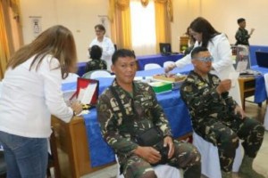 Soldiers get free eye check-up, glasses