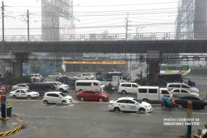 MMDA to DPWH: Repair potholes along EDSA 